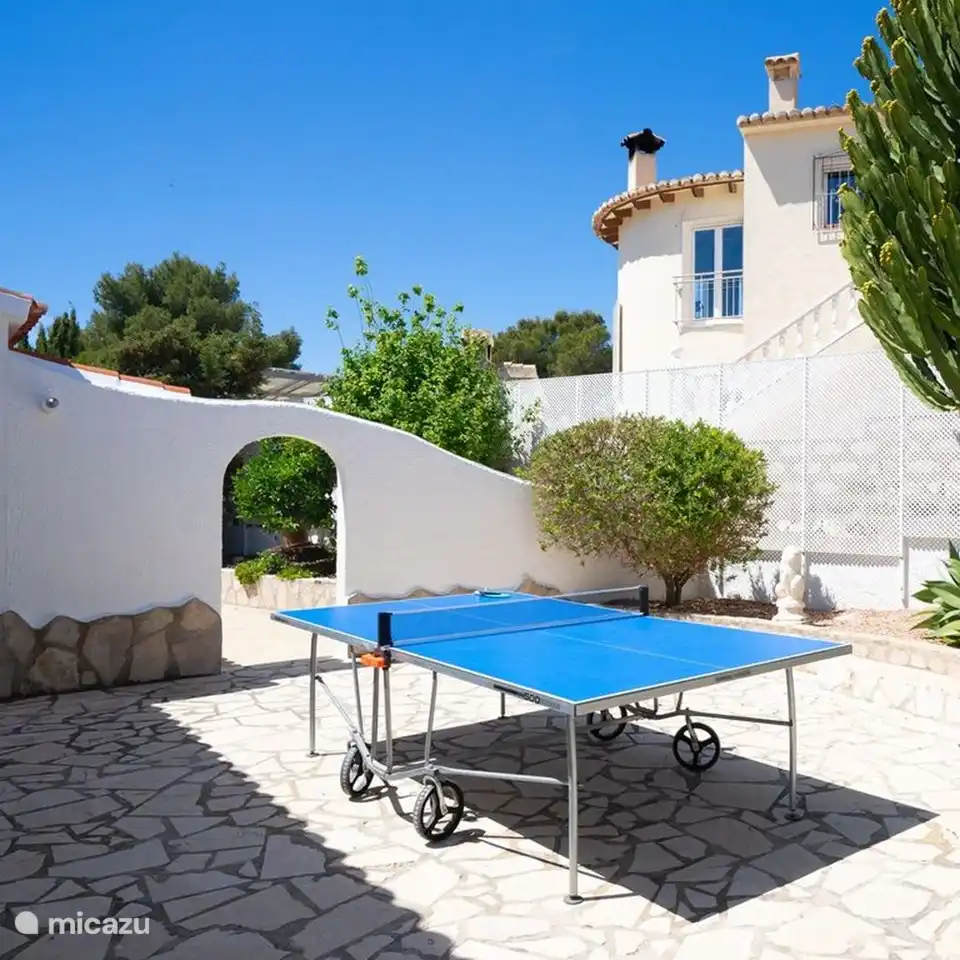 Im Hinterhof der Villa Alicia gibt es eine Tischtennisplatte