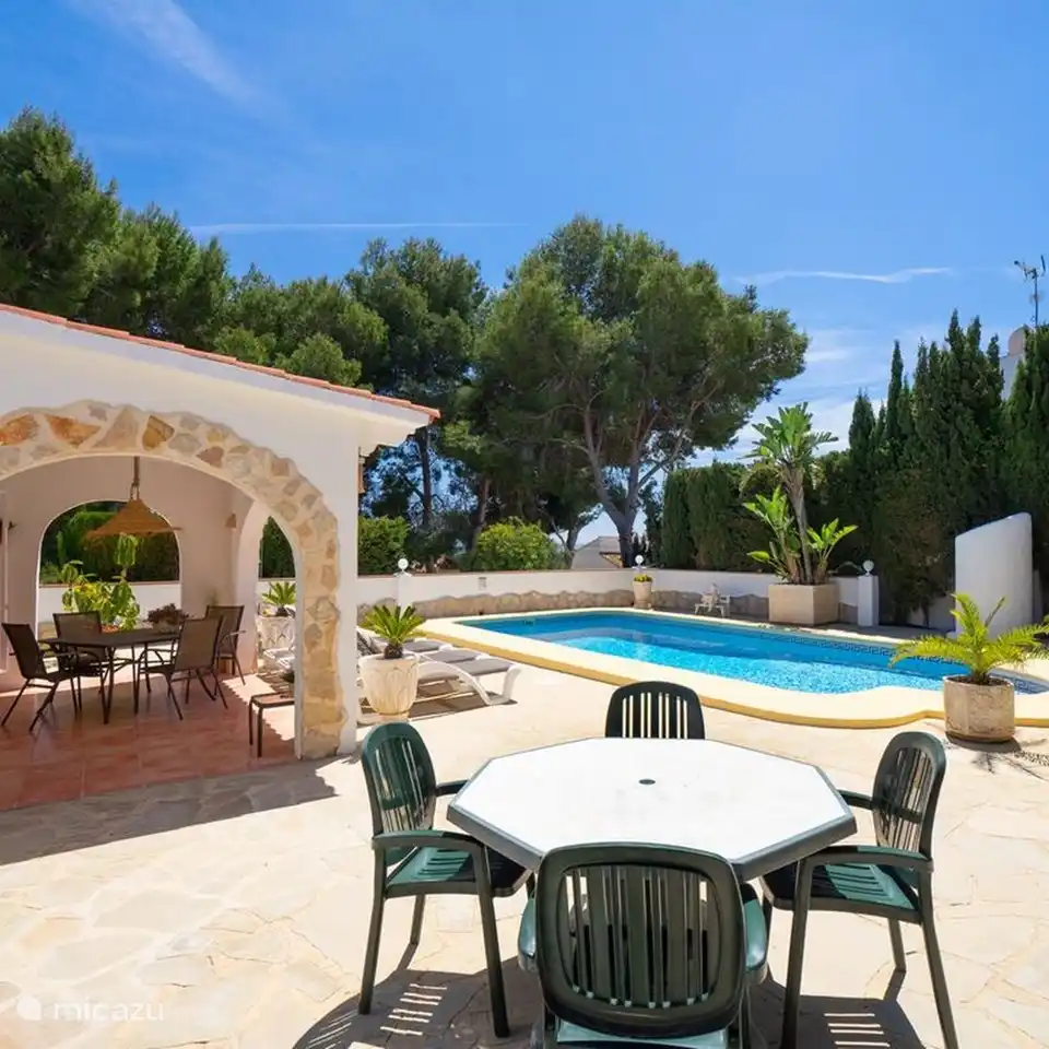 Villa Alicia verfügt über einen privaten Swimmingpool mit einer großen Terrasse rundherum