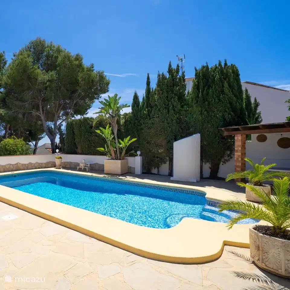 Der Pool der Villa Alicia ist 9 x 5 Meter groß