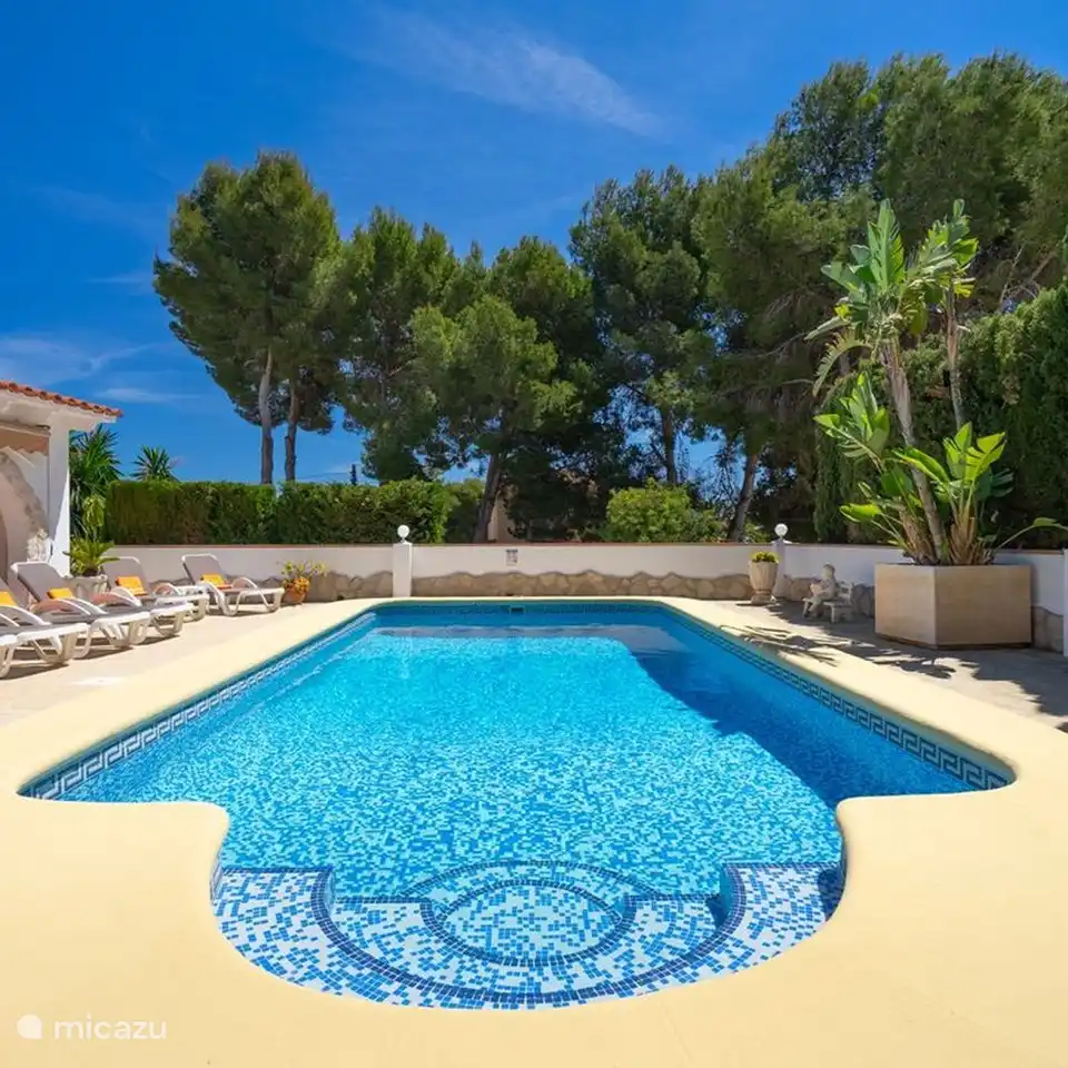 Großer privater Pool in der Villa Alicia