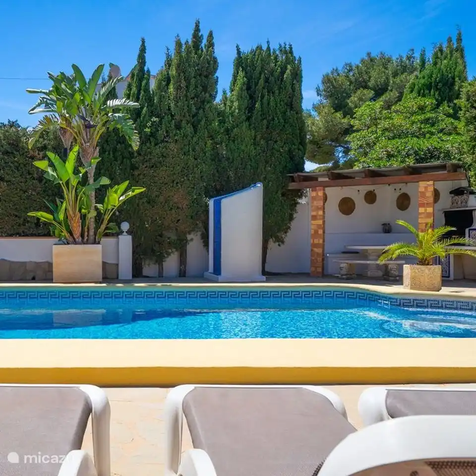 Rund um den Pool der Villa Alicia gibt es mehrere Sonnenliegen