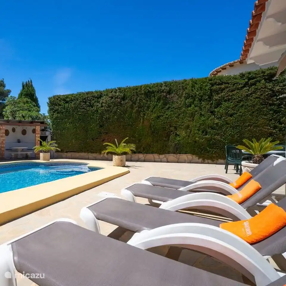 Rund um den Pool der Villa Alicia gibt es mehrere Sonnenliegen