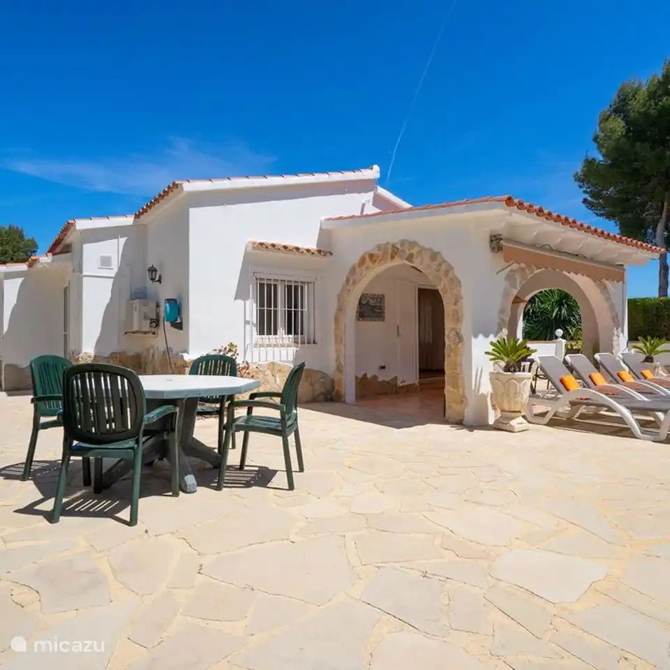 Im Garten der Villa Alicia gibt es mehrere Sitzbereiche