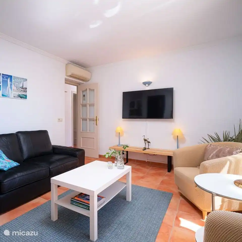 Das gemütliche Wohnzimmer der Villa Alicia verfügt über Klimaanlage und Meerblick