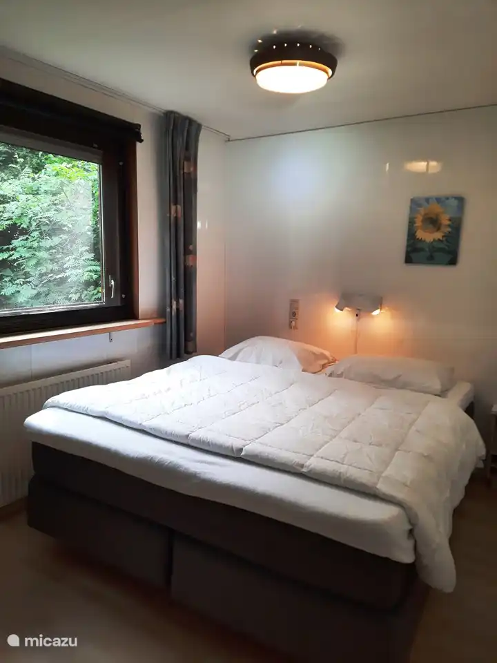 Slaapkamer op het zuidwesten met tweepersoonsbed.
