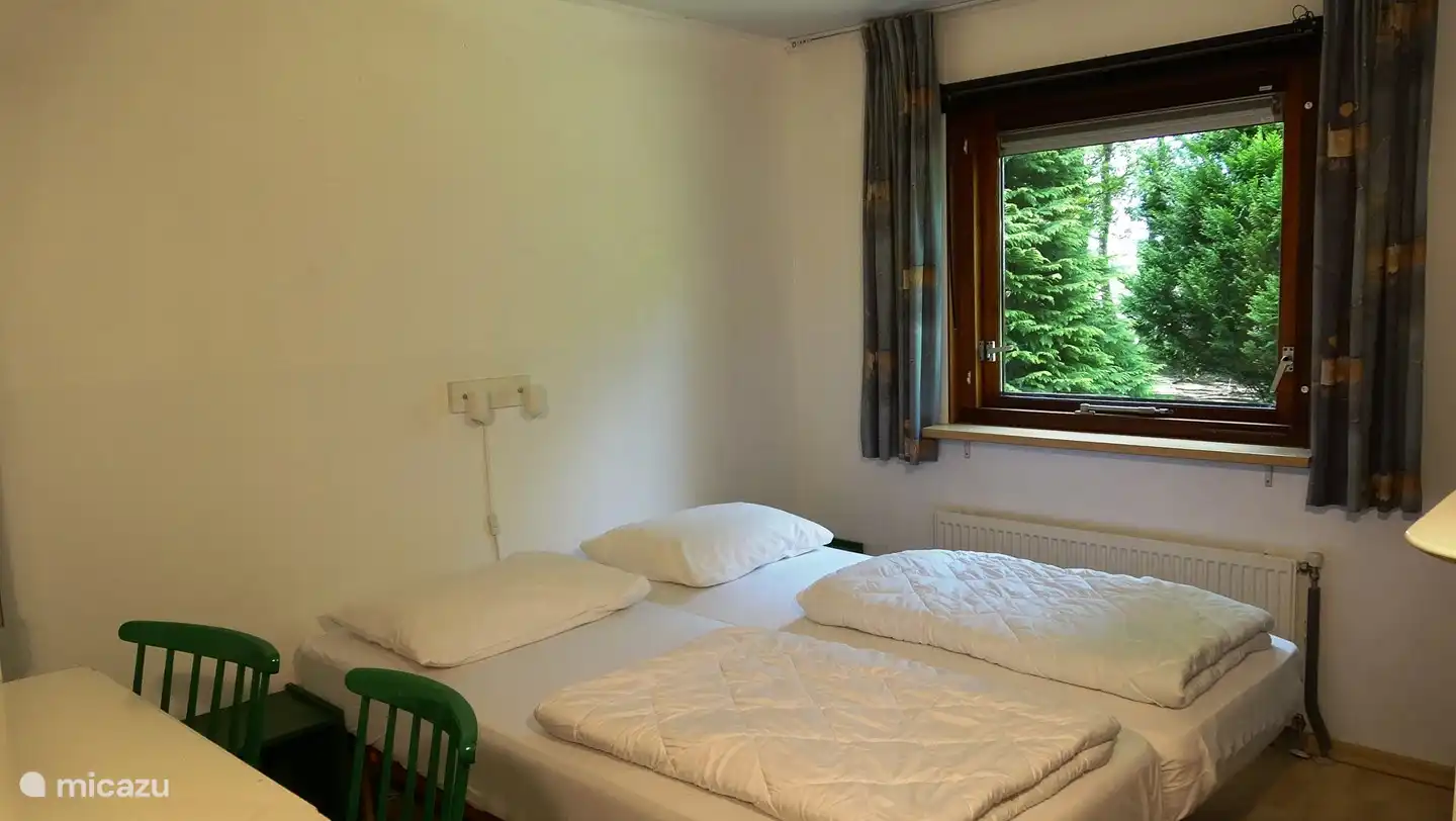 Ruime slaapkamer met twee aparte bedden