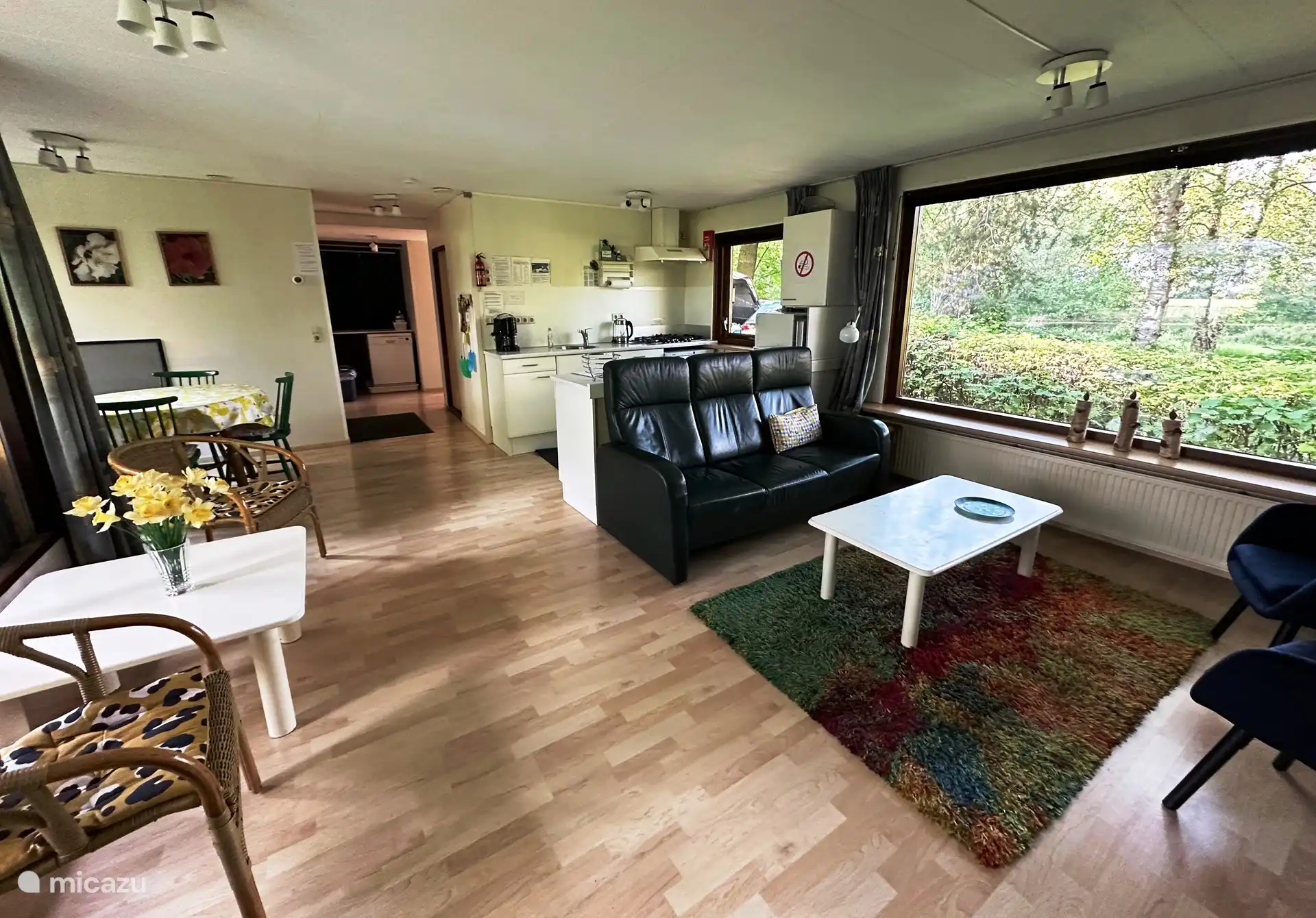 Overzicht over de woonkamer met open keuken