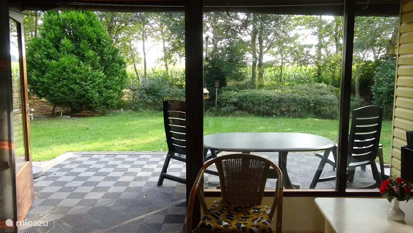Uitzicht op het terras vanuit de woonkamer.