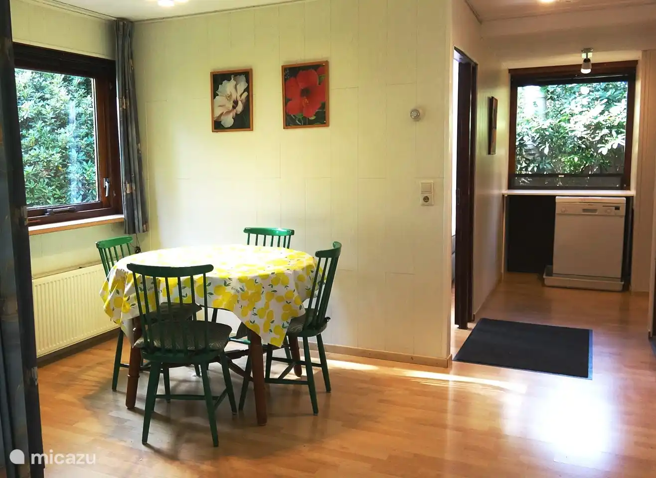 De eethoek met ruime lichte hal.