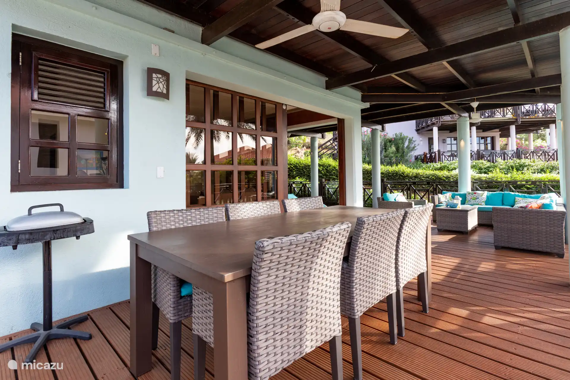 Heerlijke eethoek op het terras