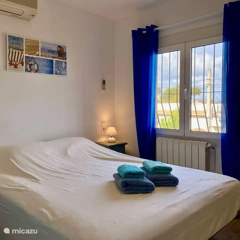 The master bedroom has a bed of 160x200 centimeters and air conditioning