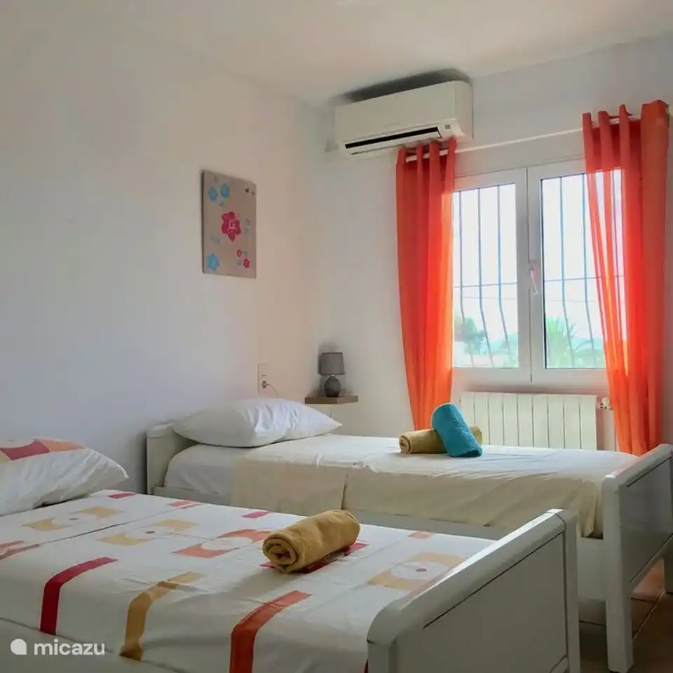 The second bedroom of Villa Lara has 2 single beds of 90x200 centimeters and air conditioning