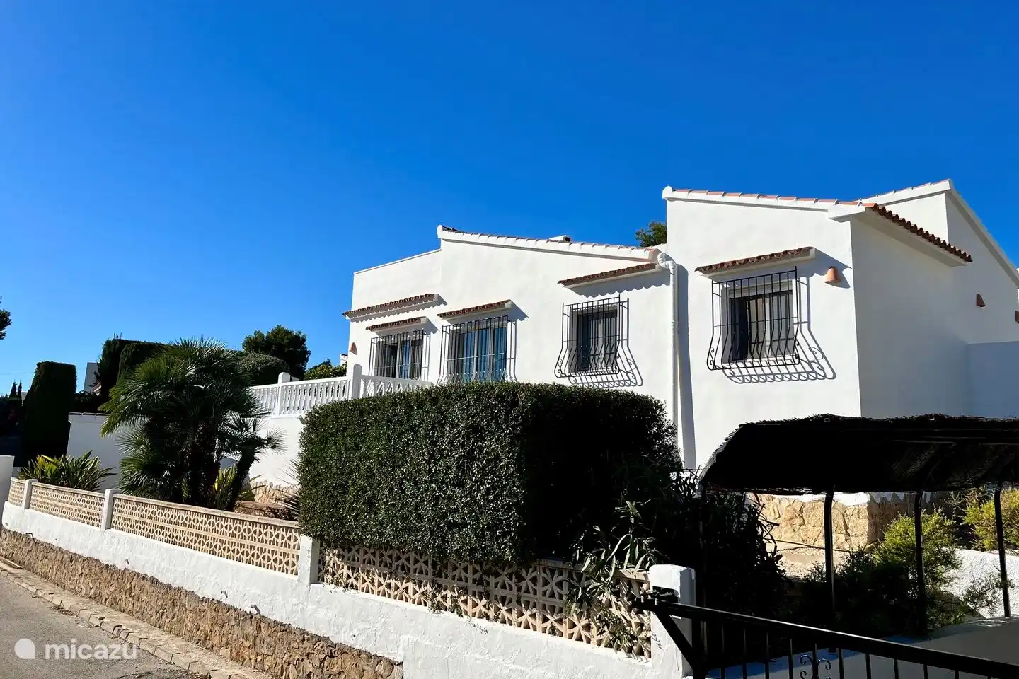 Villa Lara in Moraira is suitable for 6 people and has a covered carport for the car