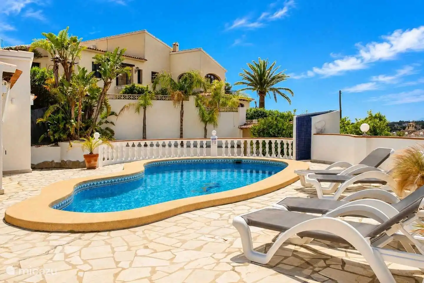 De ruime mediterrane tuin van Vakantievilla Naranja in Moraira heeft een privé zwembad