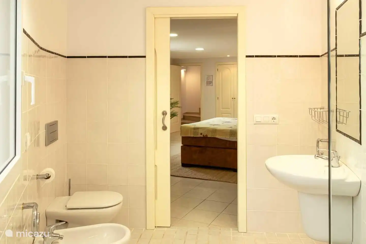 Villa Naranja met de op de begane grond een derde slaapkamer met eigen badkamer en regendouche