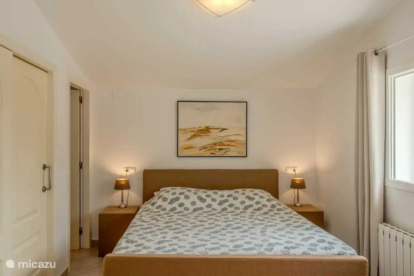 De hoofdslaapkamer van Vakantievilla Naranja heeft een boxspringbed van 180x200 cm en een ensuite badkamer