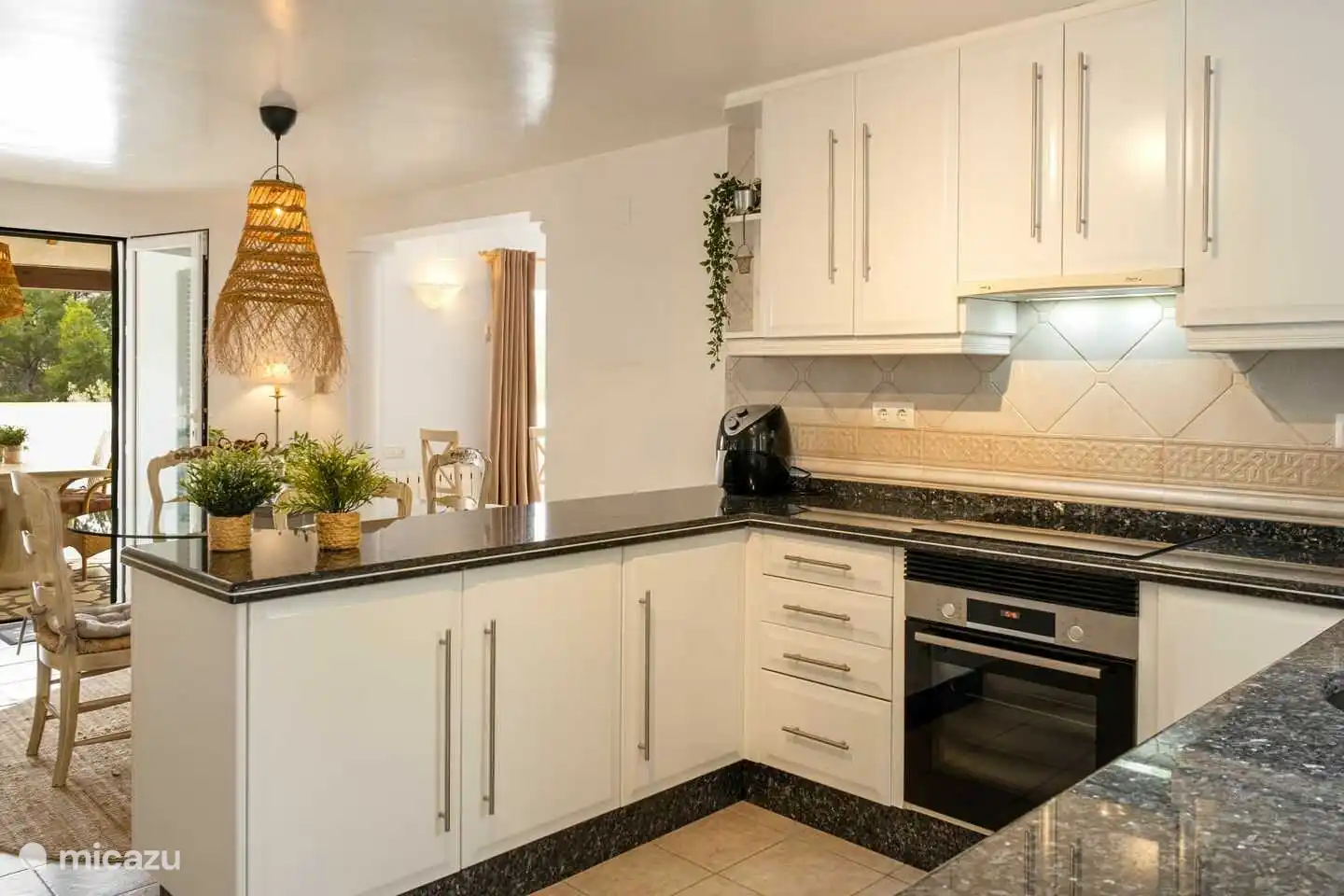 Vakantievilla Naranja in Moraira heeft een open keuken met zicht op het privé zwembad