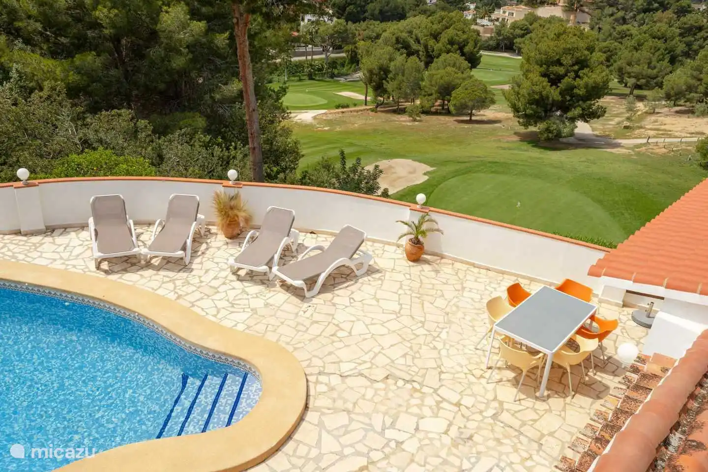 Vakantievilla Naranja in Moraira ligt aan het einde van een doodlopende straat met uitzicht op hole 5 van de golfbaan