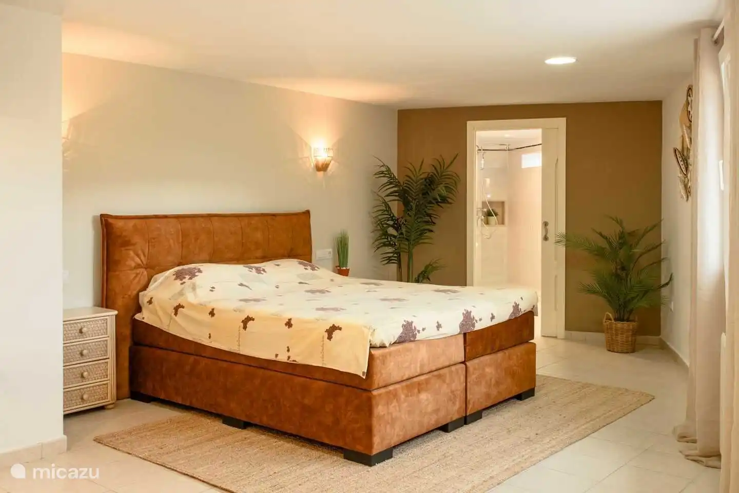 De derde slaapkamer van Villa Naranja is zeer ruim opgezet en heeft een boxspringbed van 180x200 cm en een ensuite badkamer