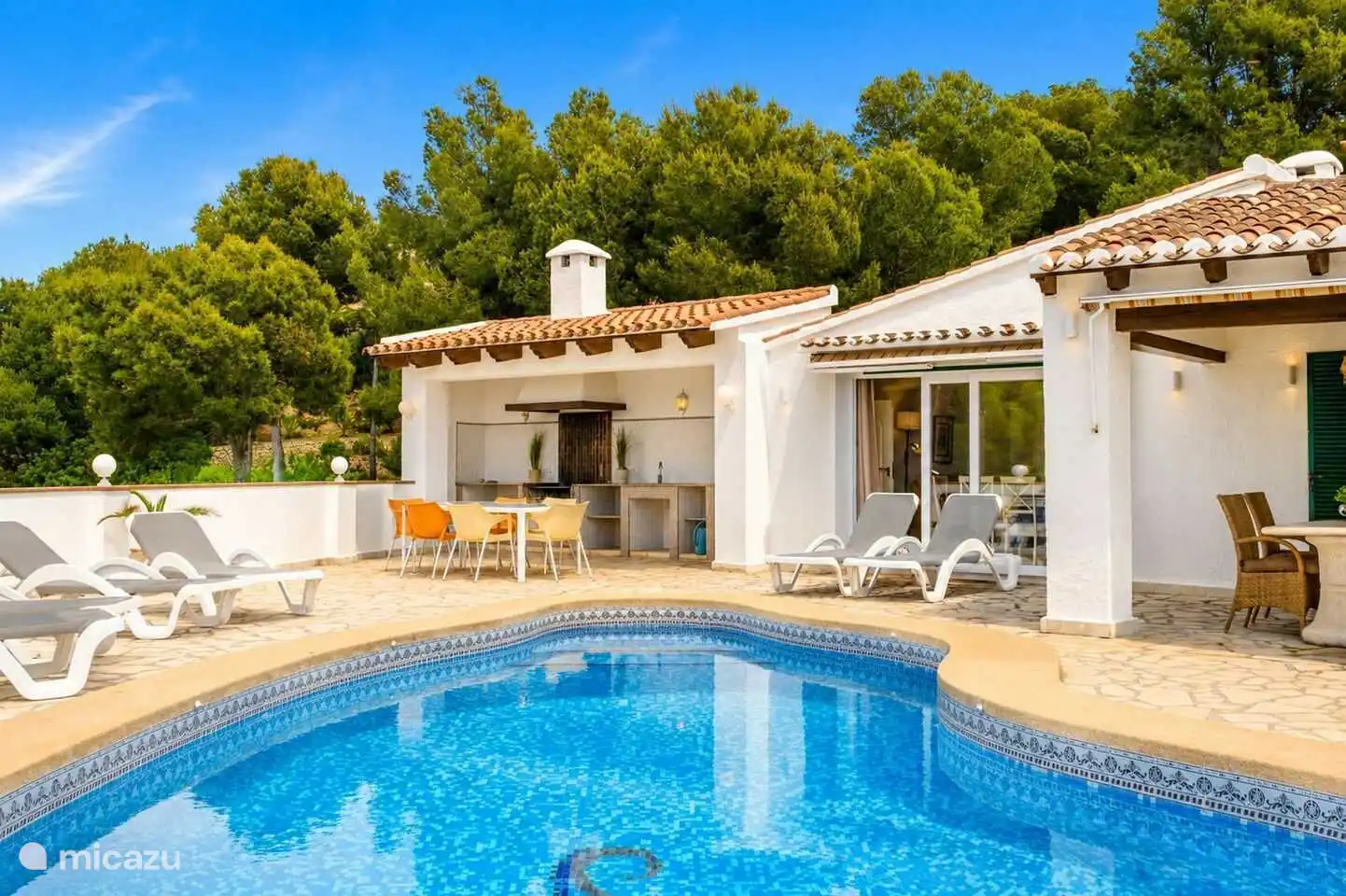 Villa Naranja in Moraira heeft een ruim terras met bbq en een privé zwembad