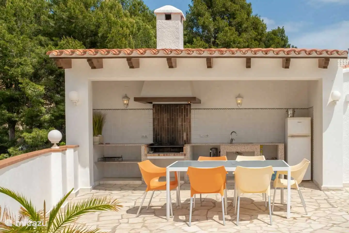 Het terras van Vakantievilla Naranja is voorzien van een grote vaste barbecue
