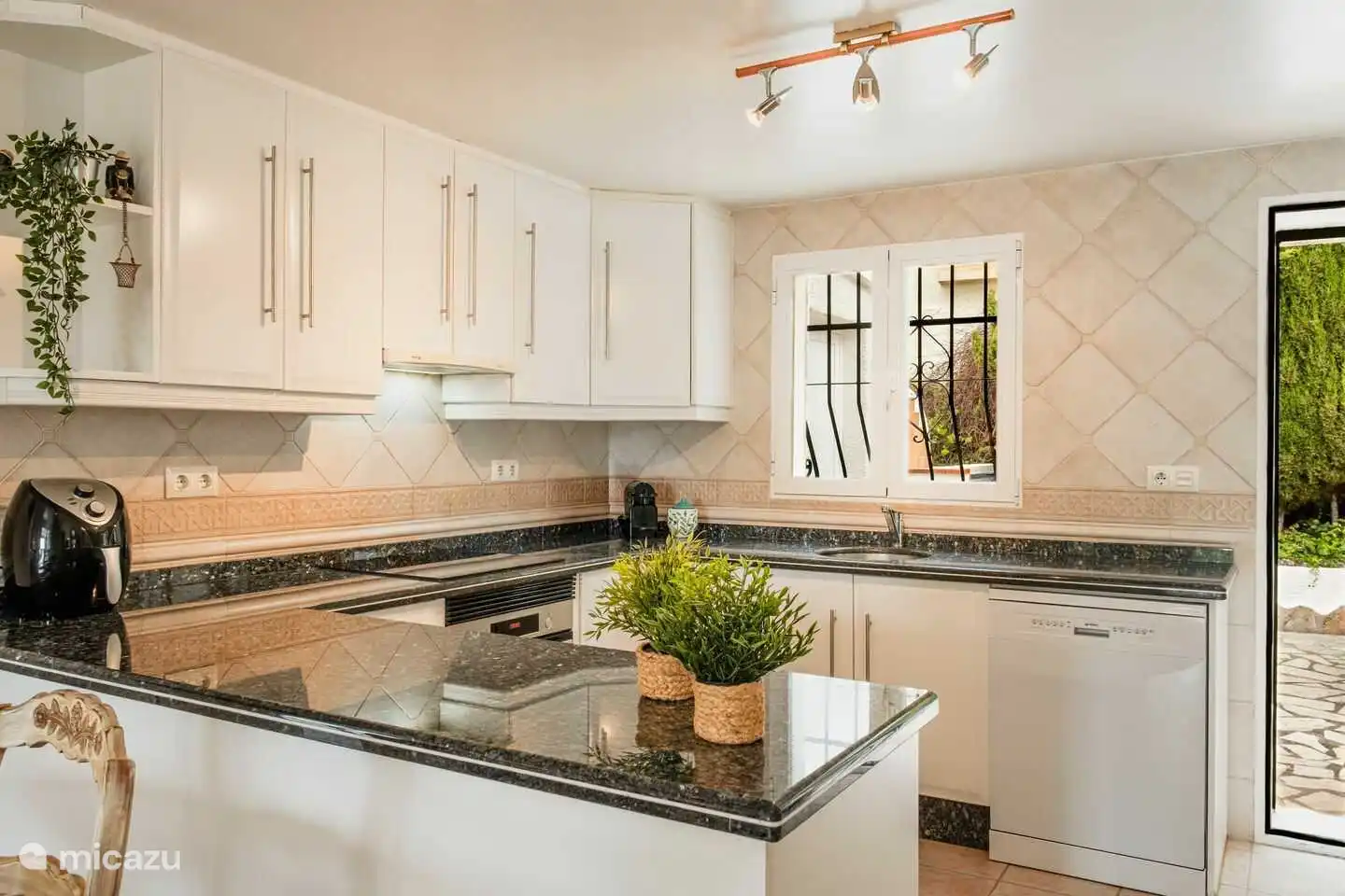 De open keuken van Villa Naranja is van alle gemakken voorzien