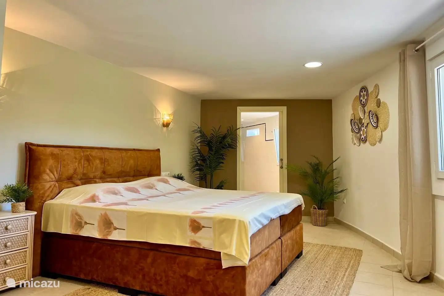 Tweede slaapkamer van Villa Naranja met een boxspringbed van 180x200 cm en een ensuite badkamer.