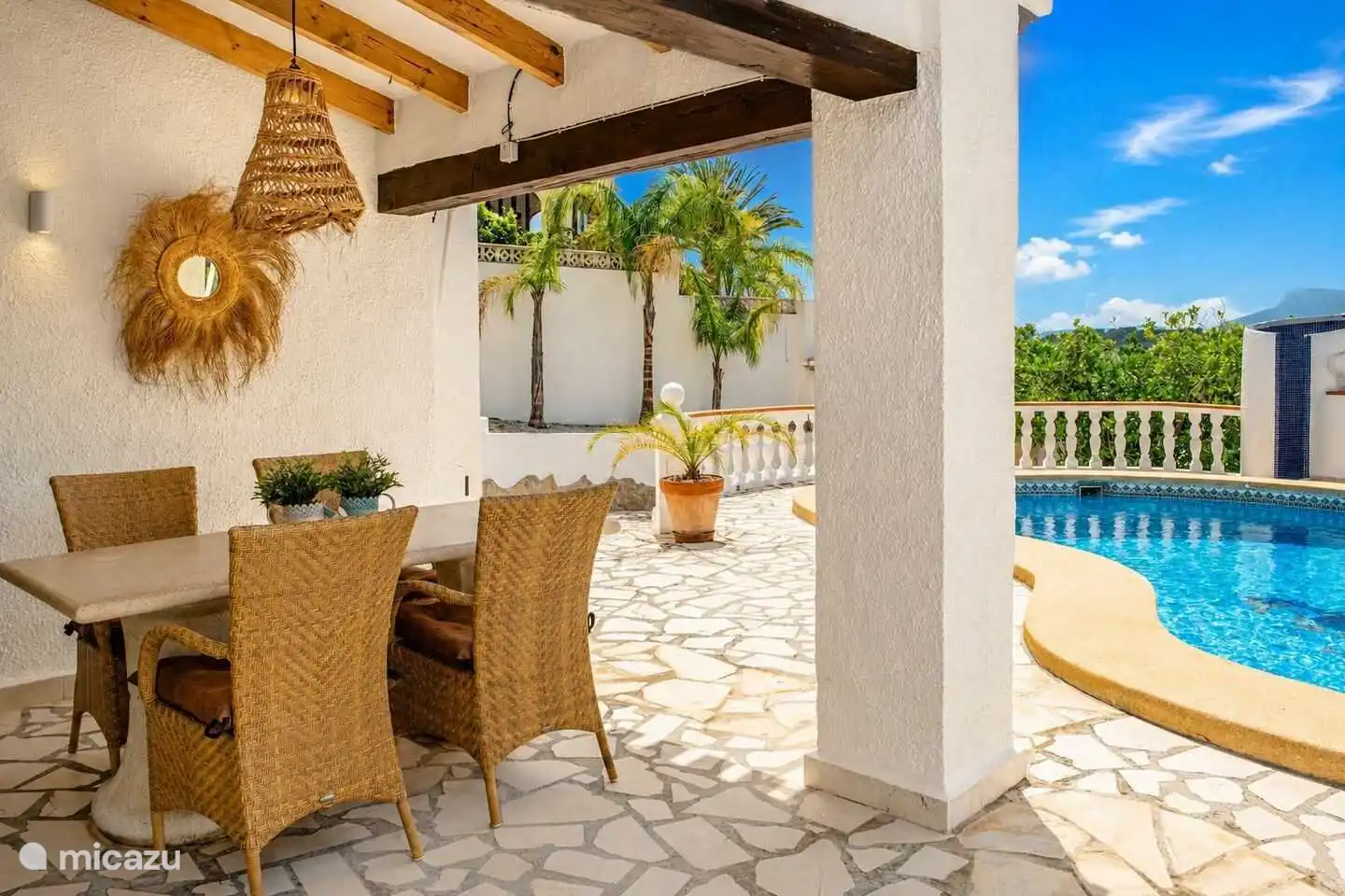 Vakantievilla Naranja in Moraira heeft een overdekt terras bij het privé zwembad