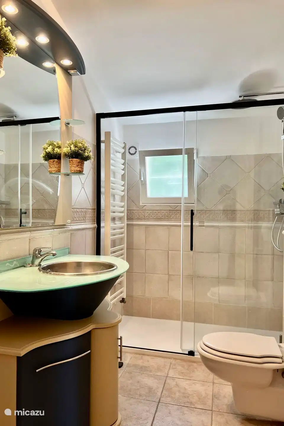 Derde badkamer met regendouche, wastafel en toilet.