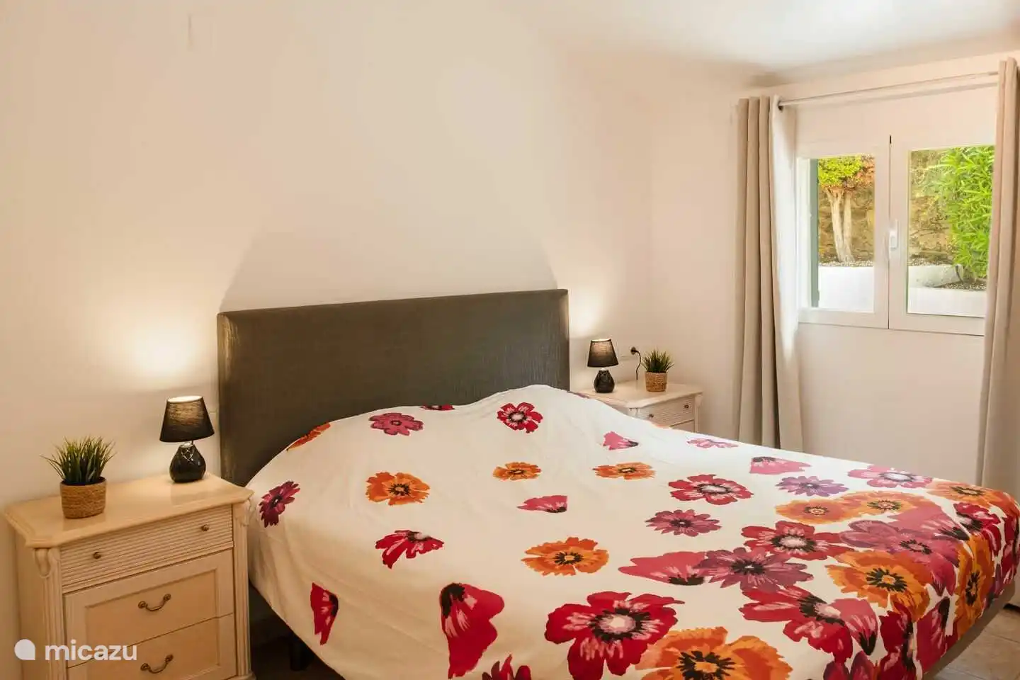 De tweede slaapkamer van Villa Naranja heeft een boxspringbed van 160x200 cm en een eigen badkamer op de gang