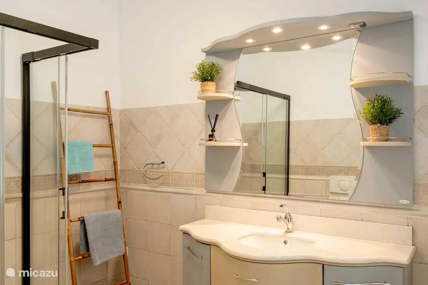 De hoofdslaapkamer van Villa Naranja een een ruime ensuite badkamer met regendouche