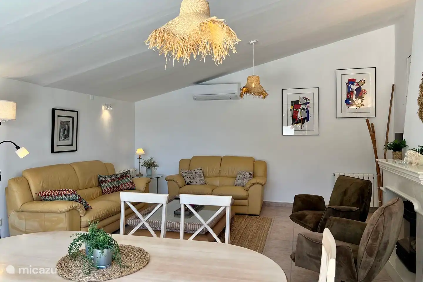 Lichte woonkamer van Villa Naranja.