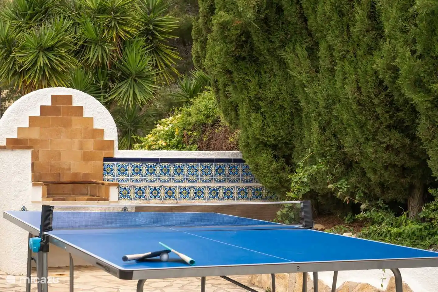 In de tuin van Villa Naranja staat een pingpongtafel