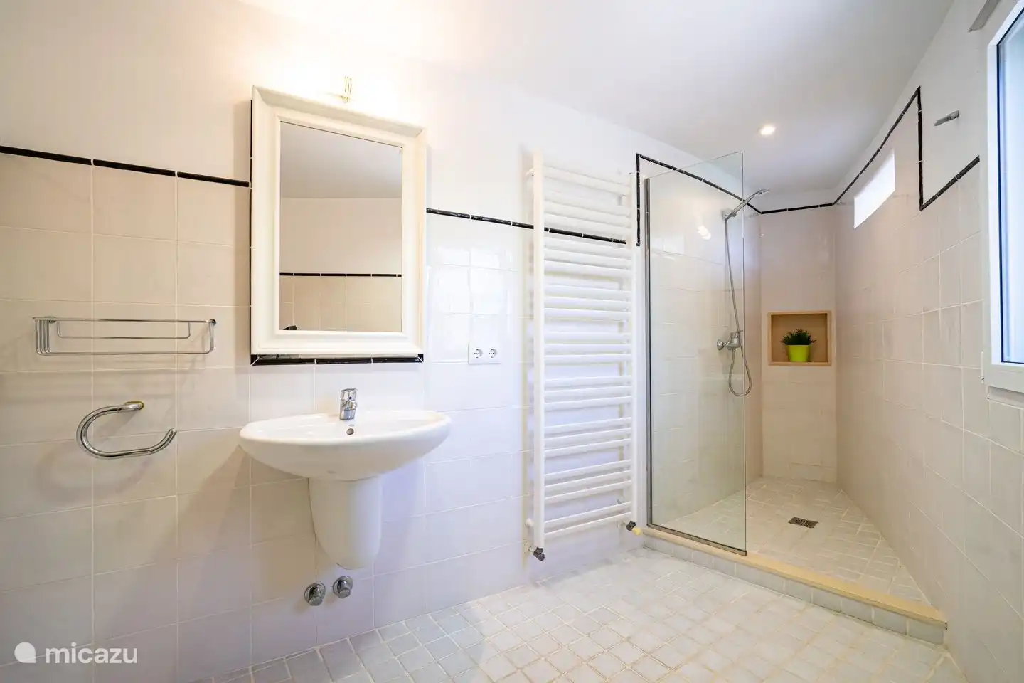 Ensuite bathroom of the third bedroom with walk-in shower, sink and toilet