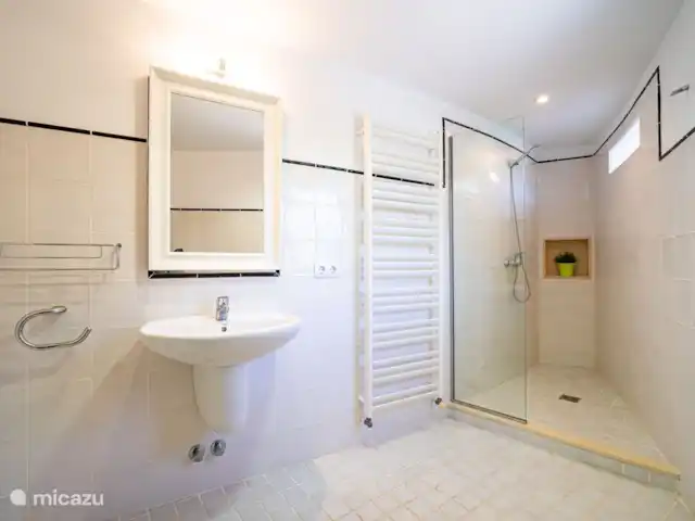 Villa Naranja | moraira | 6 personas en España, Costa Blanca, Moraira - villa Cuarto de baño del tercer dormitorio con ducha a ras de suelo, lavabo e inodoro
