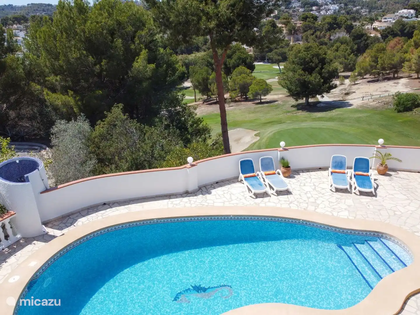 Villa Naranja is located at the end of a cul-de-sac against the golf course of Moraira