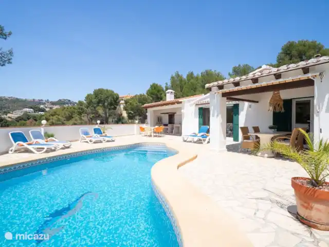 Villa Naranja | moraira | 6 personas en España, Costa Blanca, Moraira - villa Alrededor de la piscina de Villa Naranja hay varias zonas de descanso