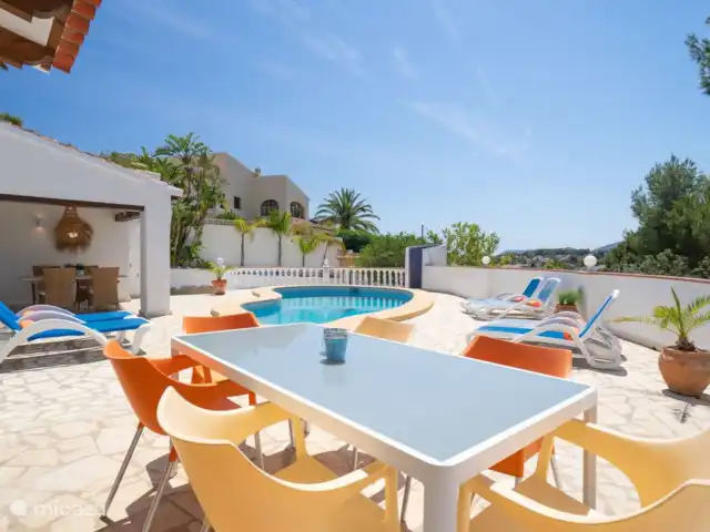 Villa Naranja | moraira | 6 personas en España, Costa Blanca, Moraira - villa La terraza alrededor de la piscina privada está equipada con tumbonas y zonas de estar