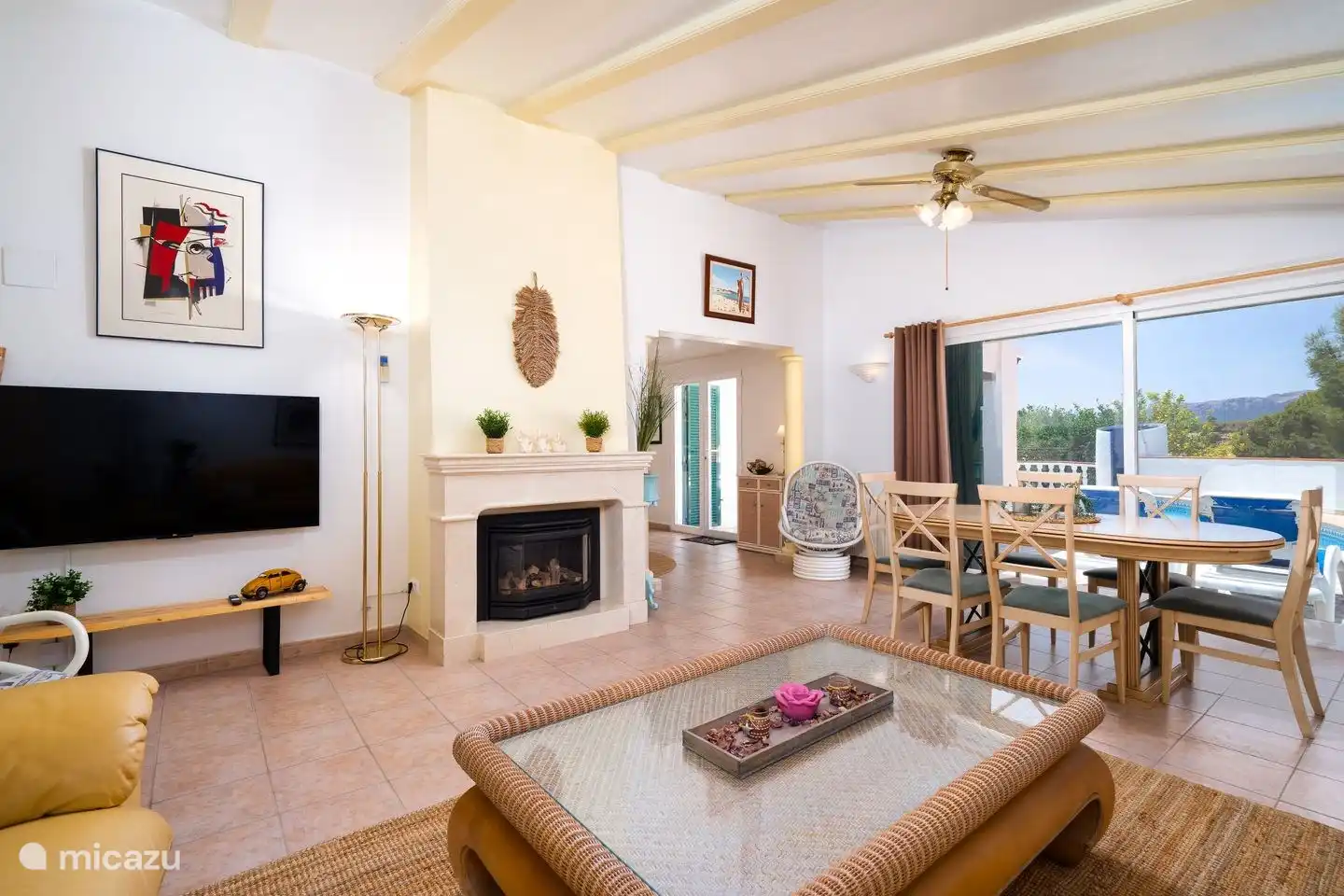 The spacious living room of Villa Naranja in Moraira