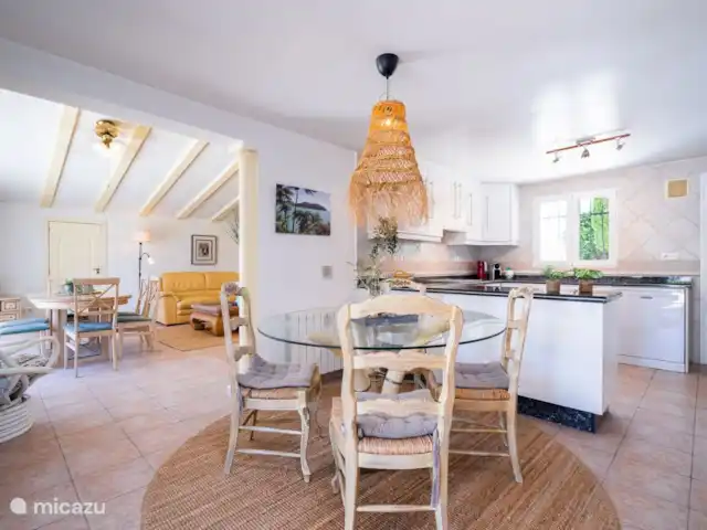 Villa Naranja | moraira | 6 personas en España, Costa Blanca, Moraira - villa La cocina abierta de Villa Naranja es espaciosa y está totalmente equipada