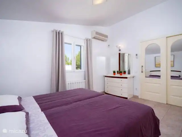 Villa Naranja | moraira | 6 personas en España, Costa Blanca, Moraira - villa El dormitorio principal tiene una unidad de aire acondicionado individual y un baño en suite