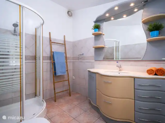 Villa Naranja | moraira | 6 personas en España, Costa Blanca, Moraira - villa El baño en suite del dormitorio principal tiene ducha, inodoro y lavabo