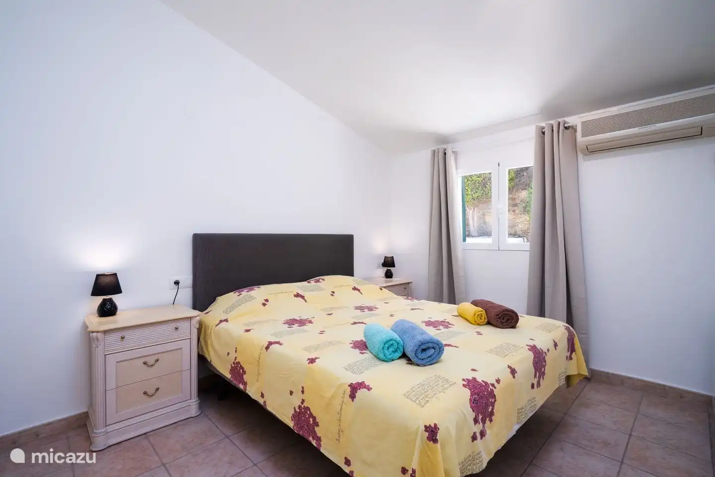 The second bedroom of Villa Naranja has an individual air conditioning unit and a bed of 160 x 200 centimeters