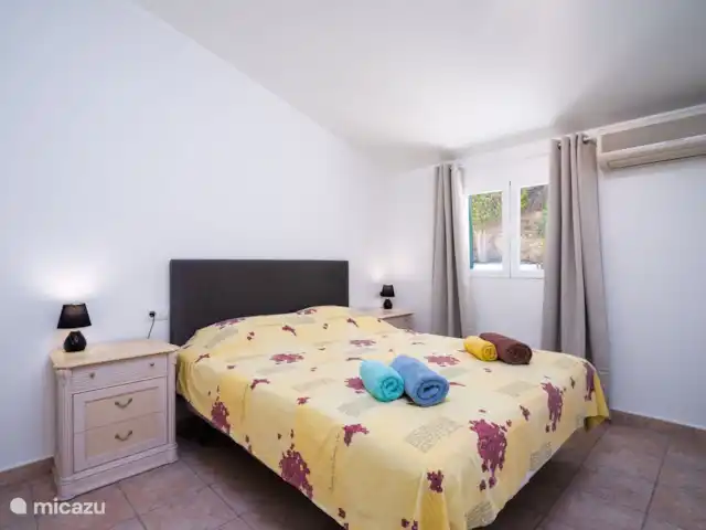 Villa Naranja | moraira | 6 personas en España, Costa Blanca, Moraira - villa El segundo dormitorio de Villa Naranja cuenta con una unidad de aire acondicionado individual y una cama de 160 x 200 centímetros