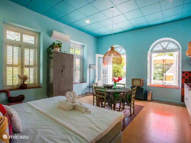 Appartement coloré à Otrabanda | Curaçao, Curaçao-Centre, Willemstad - maison de ville Lit king size et coin salon