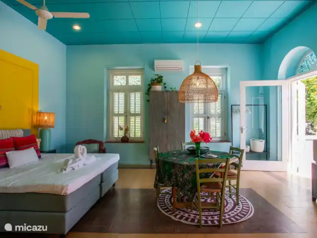 Appartement coloré à Otrabanda | Curaçao, Curaçao-Centre, Willemstad - maison de ville Lit king size et coin salon