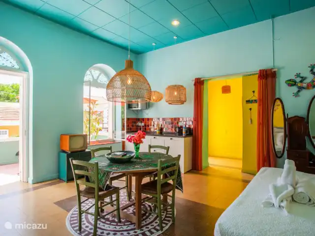Appartement coloré à Otrabanda | Curaçao, Curaçao-Centre, Willemstad - maison de ville Entrée, cuisine et séjour et accès à la terrasse