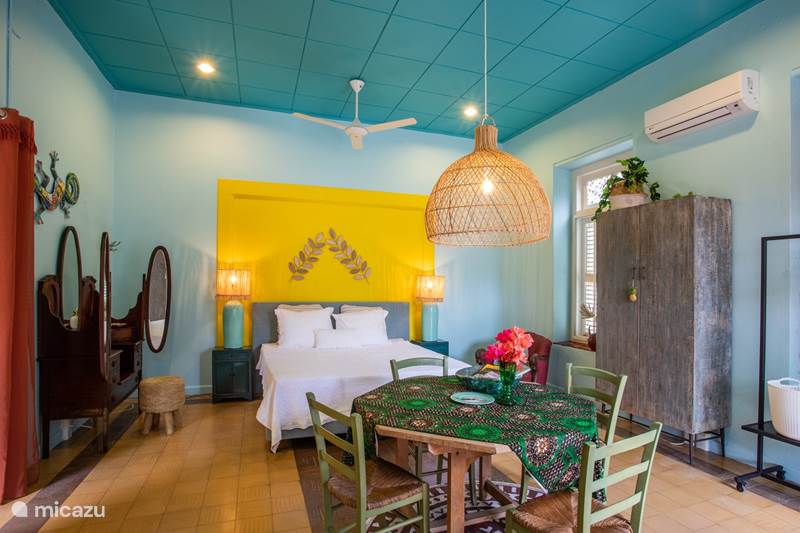 Vakantiehuis Curaçao, Curacao-Midden, Willemstad Stadswoning Kleurrijk appartement in Otrabanda