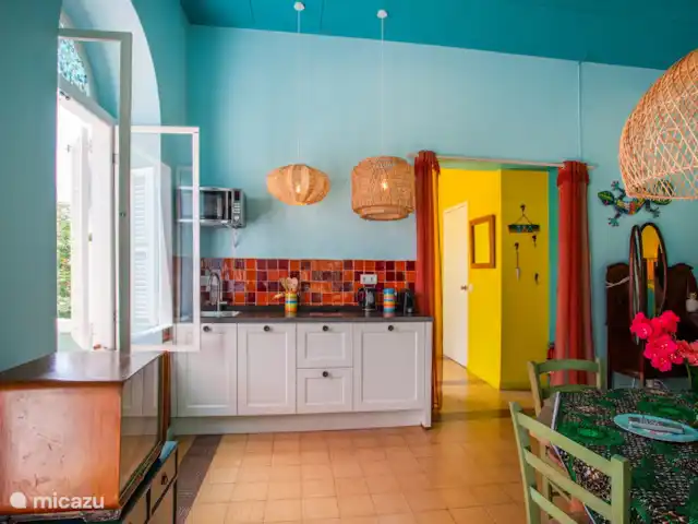 Appartement coloré à Otrabanda | Curaçao, Curaçao-Centre, Willemstad - maison de ville Entrée, cuisine et séjour et accès à la terrasse
