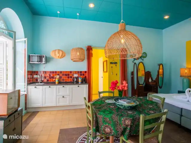 Appartement coloré à Otrabanda | Curaçao, Curaçao-Centre, Willemstad - maison de ville Entrée, cuisine et séjour et accès à la terrasse